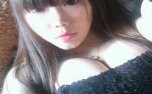 胸大的妹子就是任性。这手感一定很棒！摸摸哒