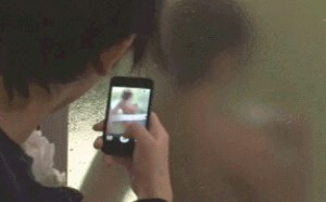 女人的阴性部照片：用手机偷拍女同学洗澡