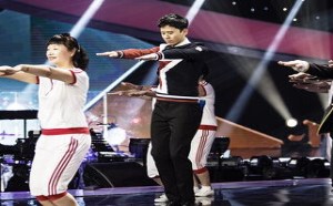 广场舞大妈直奔舞台对萧敬腾大胆表白有图有真相 广场舞大妈直奔舞台对萧敬腾大胆表白有图有真相