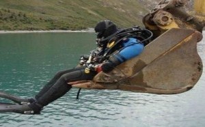 挖挖机关你下水还不下去 挖挖机关你下水还不下去