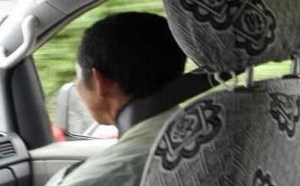 安全带是这么用的吗？哥真的不懂