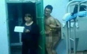 搞基男被遇查寝的大妈,你可千万别进来啊 搞基男被遇查寝的大妈,你可千万别进来啊