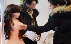 充气娃娃这手感和我自己这个比起来还是要差点 充气娃娃这手感和我自己这个比起来还是要差点