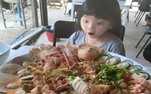 小妹妹这么大一盘分享点给哥哥嘛 小妹妹这么大一盘分享点给哥哥嘛