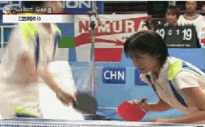 女子打乒乒球搞笑gif动态图片