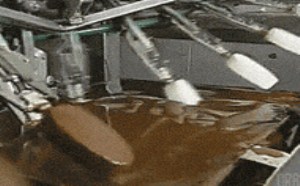 巧克力冰糕原来是这样加工的