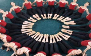 花样玩姿势真拉风 好多美女跳舞啊