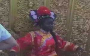 这格格黑得脸都看不见了