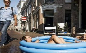 两美女大街上这么自由自在的洗澡 两美女大街上这么自由自在的洗澡