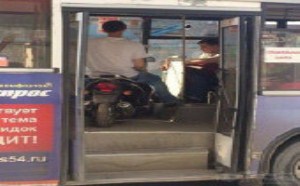 这也能上车你关系真的很到位了 这也能上车你关系真的很到位了