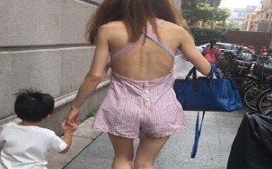 街拍美女妈妈不怕着凉吗