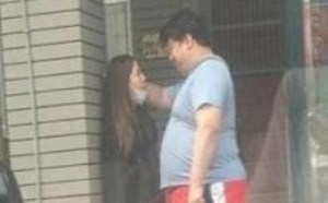 胖纸也能找到这么漂亮的娇妻