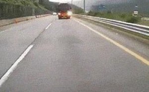 大客车车祸！吓死人还好跑得快