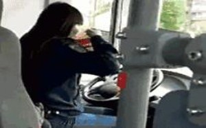 女司机开车爆笑视频 不想死就不惹女司机
