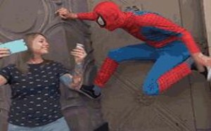欧美搞笑：同蜘蛛侠拍照女人给蜘蛛瞎的小费