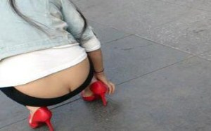 美女你的屁股很美，你老公知道吗