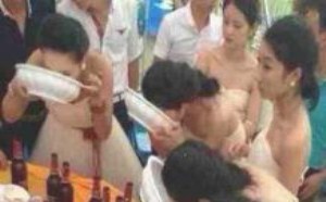 这些伴娘些真的是豪要把什么都吃回来