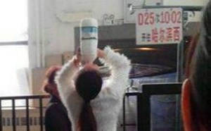 一口气全喝了女王版王包强吗