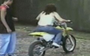 外国女人学骑摩托车搞笑动视频gif动态图