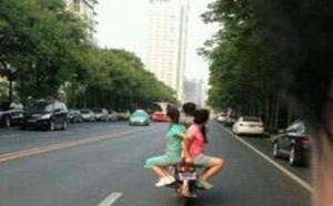 两妹儿坐摩托车另类的做法