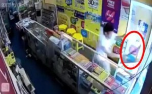 华裔老板提刀追赶劫匪持假枪闯手机店